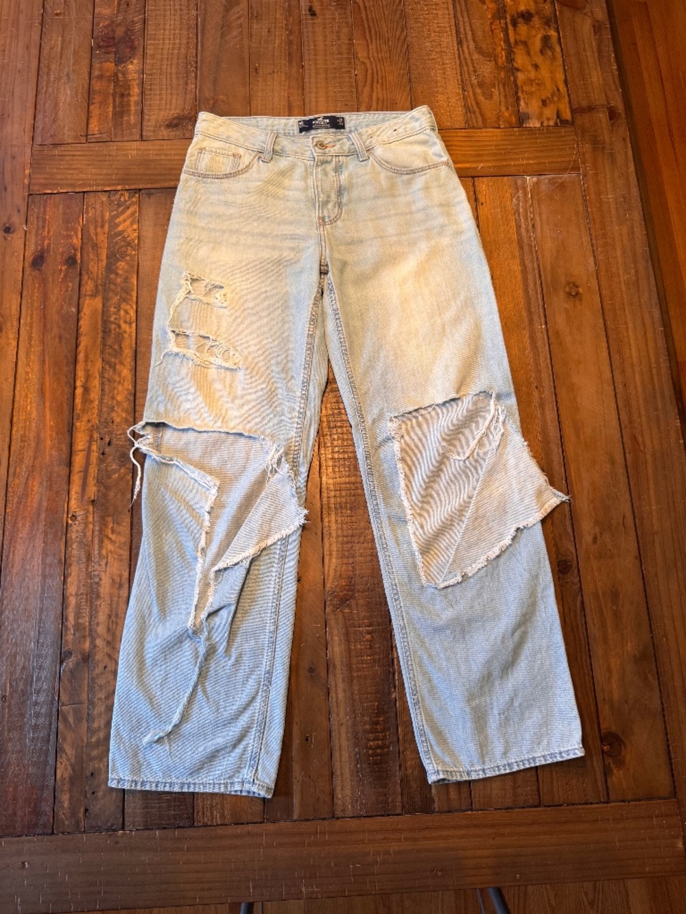 Hollister Low Rise Dad Jean. Ripped. Light Wash. Size 5R.